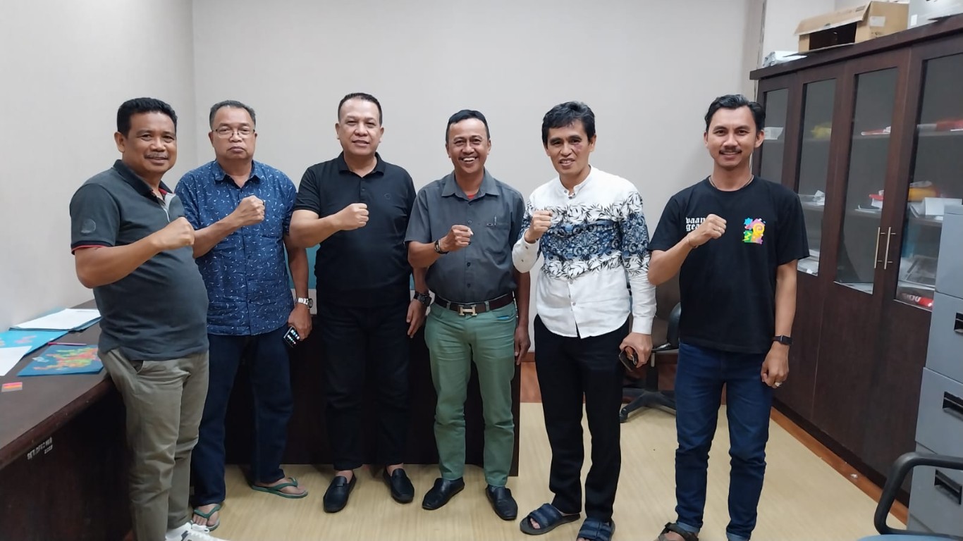 IST BERSAMA--Ketua DPD PAN Makassar Hamzah Hamid bersama pengurus dan Ketua Penjaringan Hasanuddin leo 