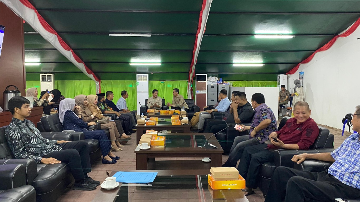 TERIMA KUNJUNGAN -- Wakil Ketua DPRD Sulbar, Usman Suhuriah (kanan) didampingi beberapa anggota DPRD Sulbar serta Staf Sekretariat DPRD Sulbar ketika menerima kunjungan rombongan Pansus I DPRD Kabupaten Wajo di ruang paripurna sementara DPRD Sulbar.