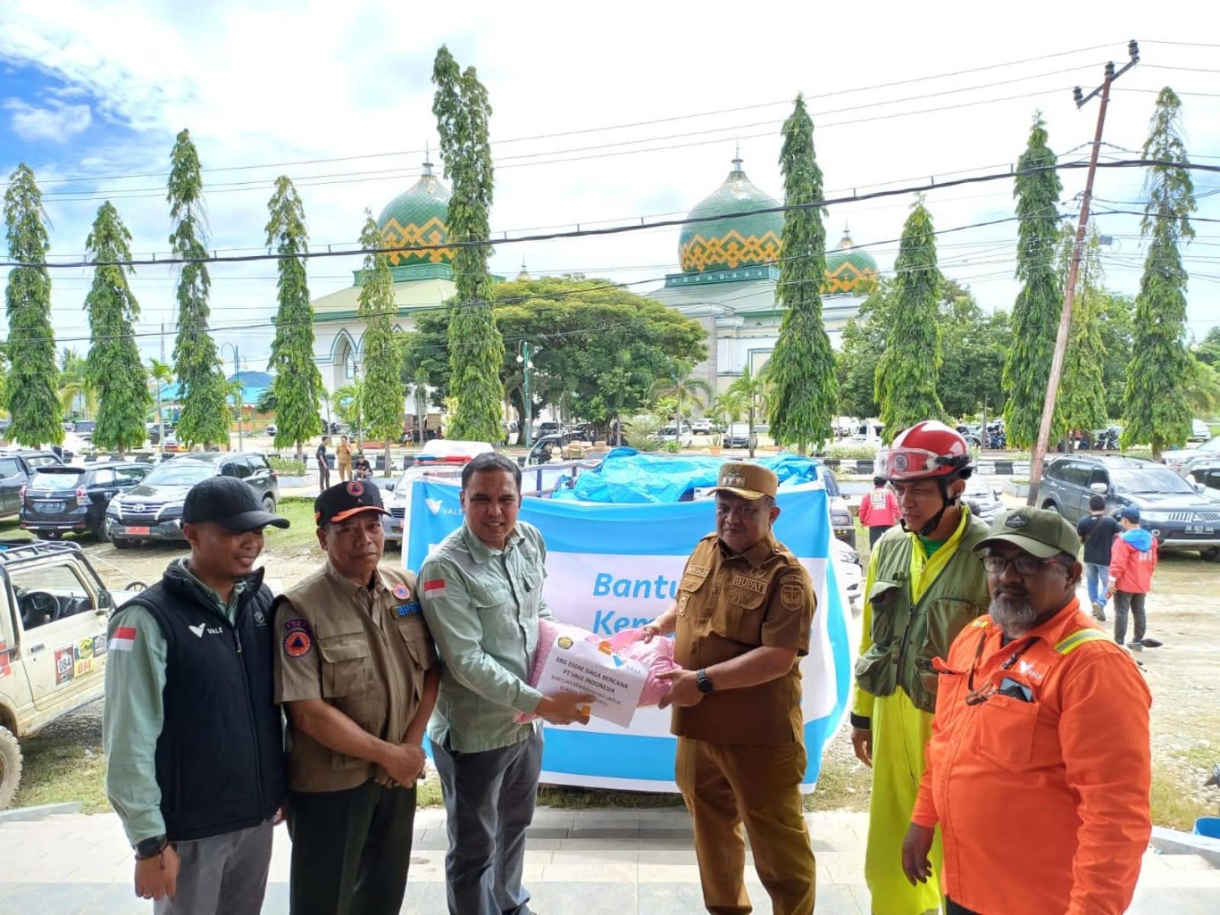 BANTUAN -- Director External Relations PT Vale, Endra Kusuma, menyerahkan bantuan kemanusiaan PT Vale untuk korban banjir bandang dan tanah longsor di Kabupaten Luwu kepada Pj Bupati Luwu, H Muhammad Saleh, di Posko Induk tanggap darurat bencana alam Sulawesi Selatan.