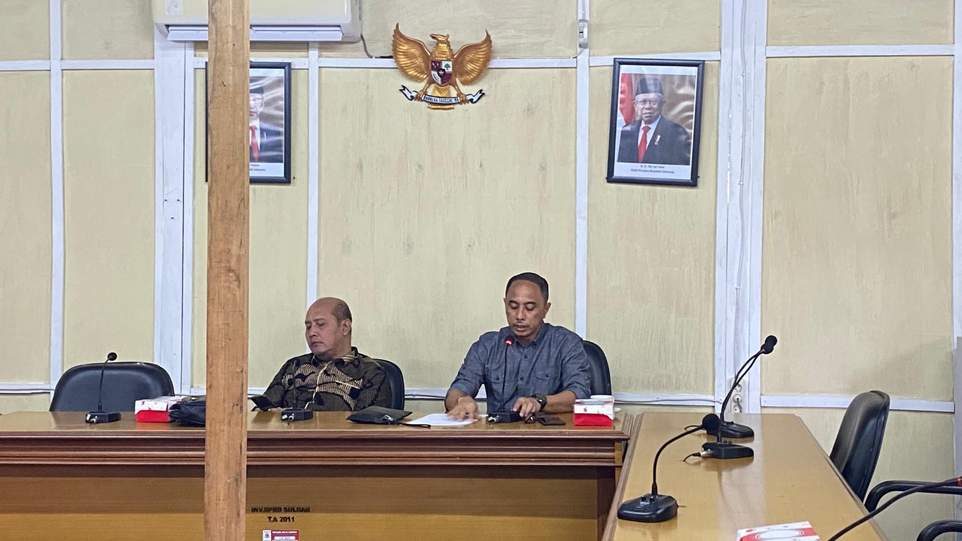 PIMPIN -- H Muh Taufiq Agus didampingi Ir H Firman Argo Waskito saat memimpin RDPU dengan Apkasindo dan pimpinan OPD terkait lingkup Pemerintah Provinsi Sulbar.