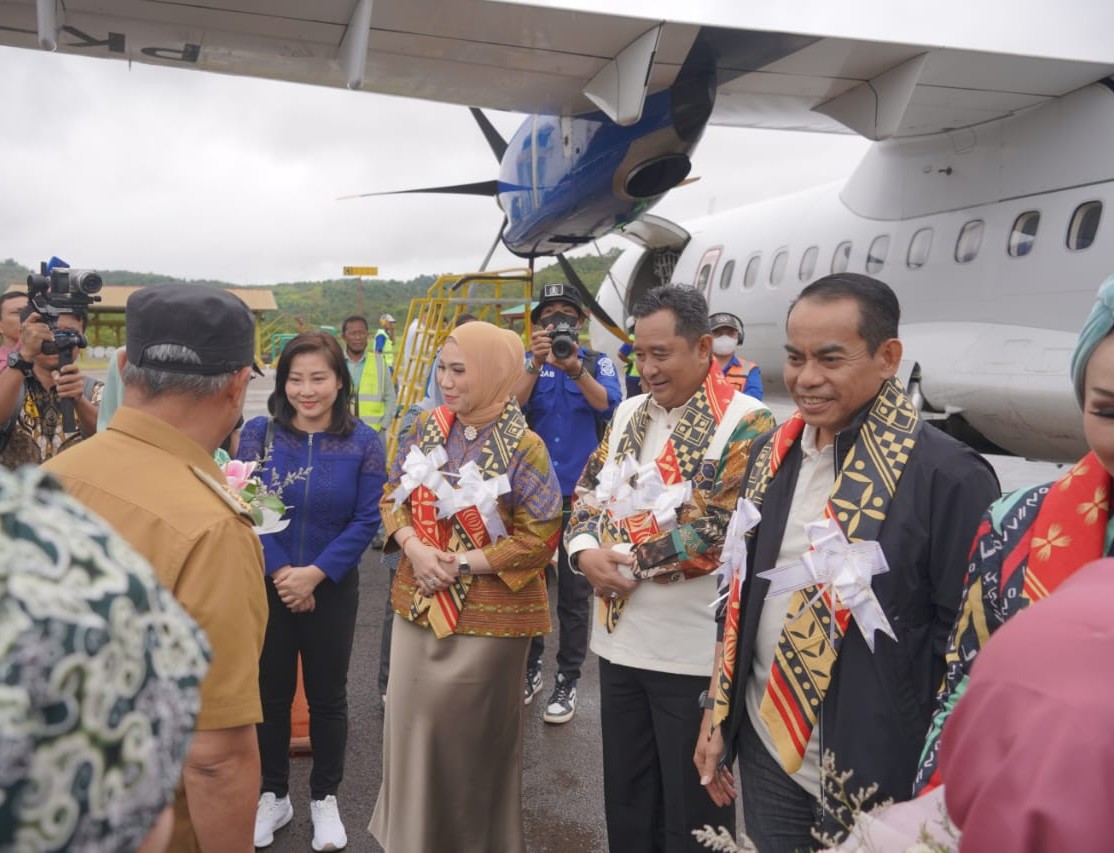 KUNJUNGAN -- Presiden Direktur/CEO PT Vale Indonesia, Febriany Eddy (baju biru) mendampingi kunkungi Pj Gubernur Sulsel, Bahtiar Baharuddin dan Kapolda Sulsel, Irjen Pol Andi Rian R Djajadi masing-masing bersama isteri saat melakukan kunjungan ke Kabupaten Lutim disambut Bupati Lutim, Budiman.