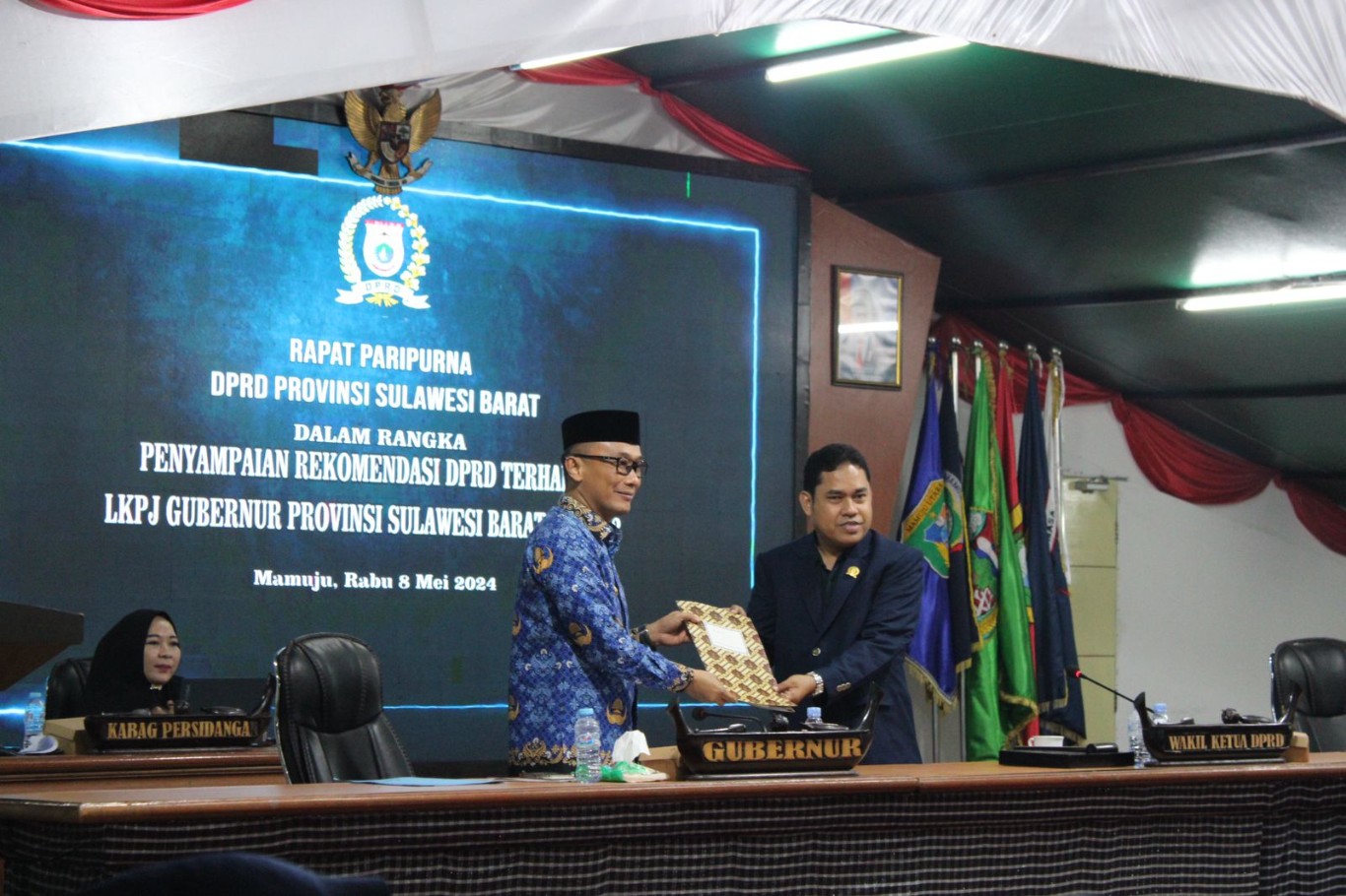 REKOMENDASI DEWAN -- Wakil Ketua DPRD Sulbar, H Abdul Rahim (kanan) ketika memimpin penyerahan rekomendasi dewan terhadap LKPJ Gubernur Sulbar kepada Pj Gubernur Sulbar, Prof Zudan Arif Fakhrulloh.