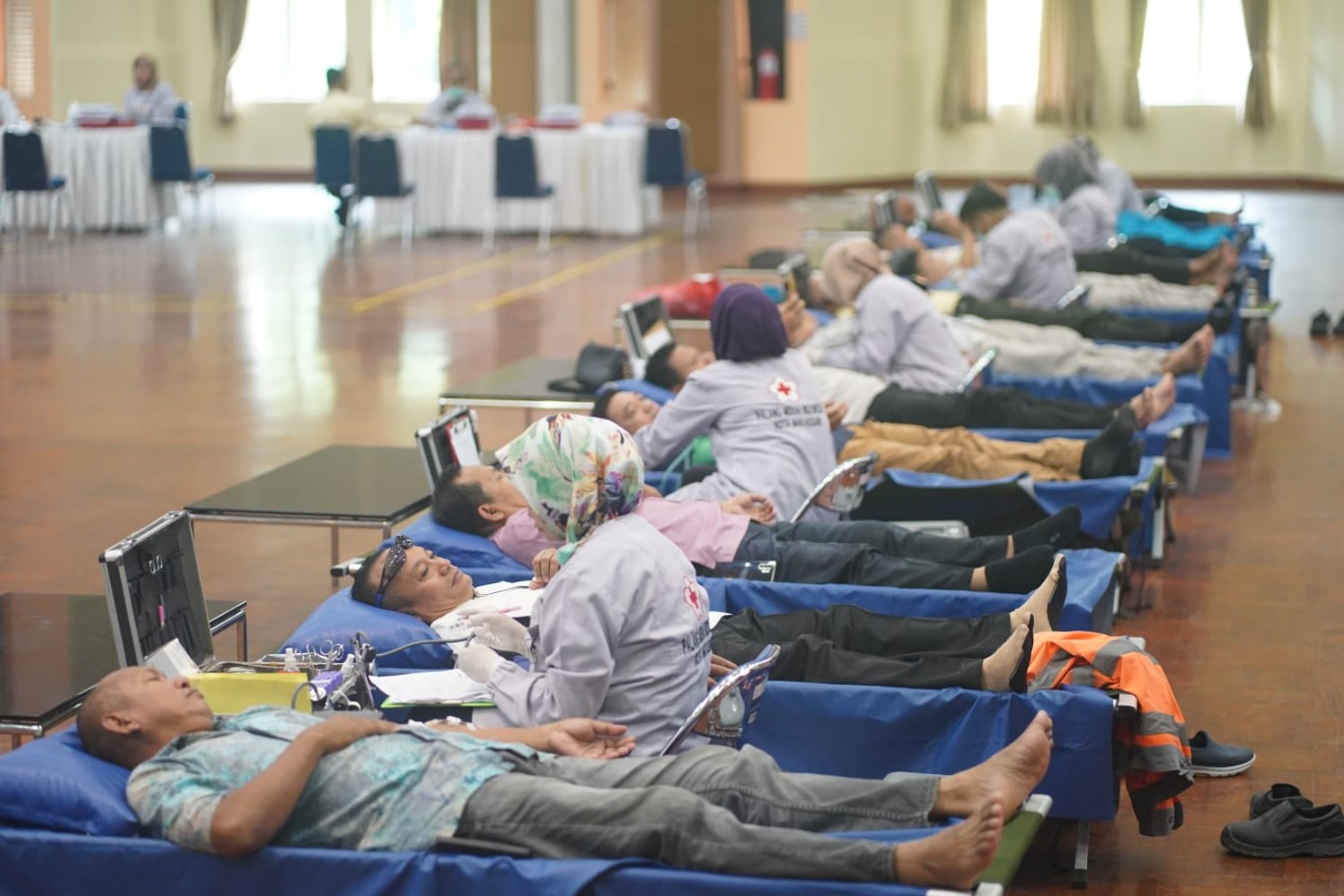 DONOR DARAH -- Suasana kegiatan donor darah yang digelar SKST di auditorium kantor pusat PT Semen Tonasa, Jumat (3/5).