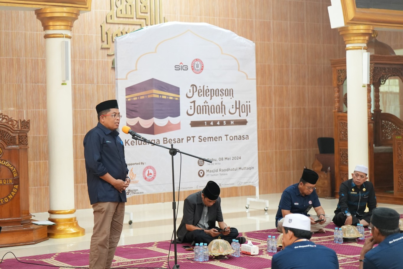 PELEPASAN -- Direktur Keuangan PT Semen Tonasa, Anis, menyampaikan sambutan pelepasan 21 jemaah calon haji keluarga besar PT Semen Tonasa yang akan berangkan menunaikan ibadah haji melalui kloter Pangkep, Maros, dan Makassar.