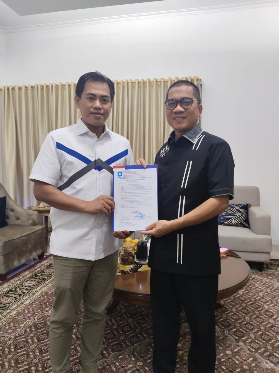  IST MEMPERLIHATKAN--Anggota DPR RI selaku calon Bupati Enrekang Mitra Fachruddin memperlihatkan rekomendasi dari DPP PAN yang ditandatangani oleh Wakil Ketua umum DPP PAN Yandri Susanto, Sabtu (11/5)