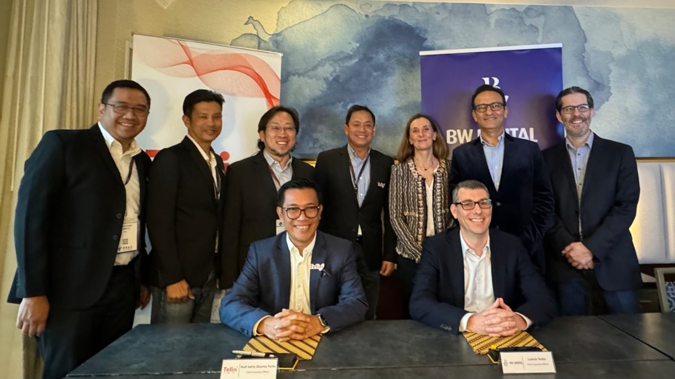 MOU SKKL -- Chief Executive Officer Telin, Budi Satria Dharma Purba (baris depan, kiri) dan Chief Executive Officer BW Digital, Ludovic Hutier (baris depan kanan) beserta jajaran Telin & BW Digital usai penandatanganan MoU untuk pengembangan dan pembangunan bersama SKKL Hawaiki Nui 1 di Washington DC saat event International Telecoms Week 2024.