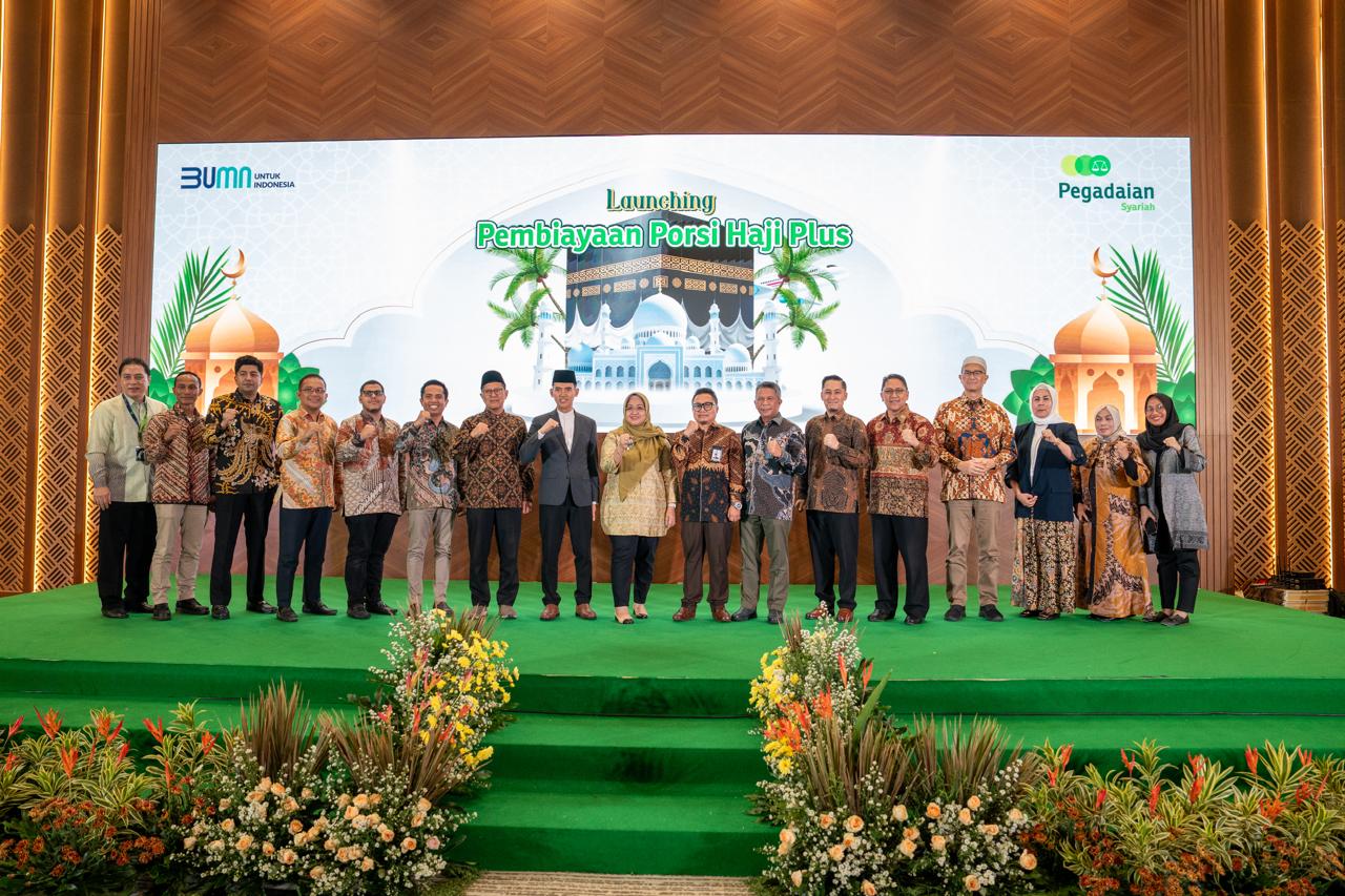 PELUNCURAN PRODUK -- Direktur Pemasaran dan Pengembangan Produk PT Pegadaian, Elvi Rofiqotul Hidayah (tengah) bersama para mitranya di sela peluncuran Fitur Produk Pegadaian Syariah Pembiayaan Porsi Haji Plus di Ballroom The Gade Tower, pada Rabu (8/5).