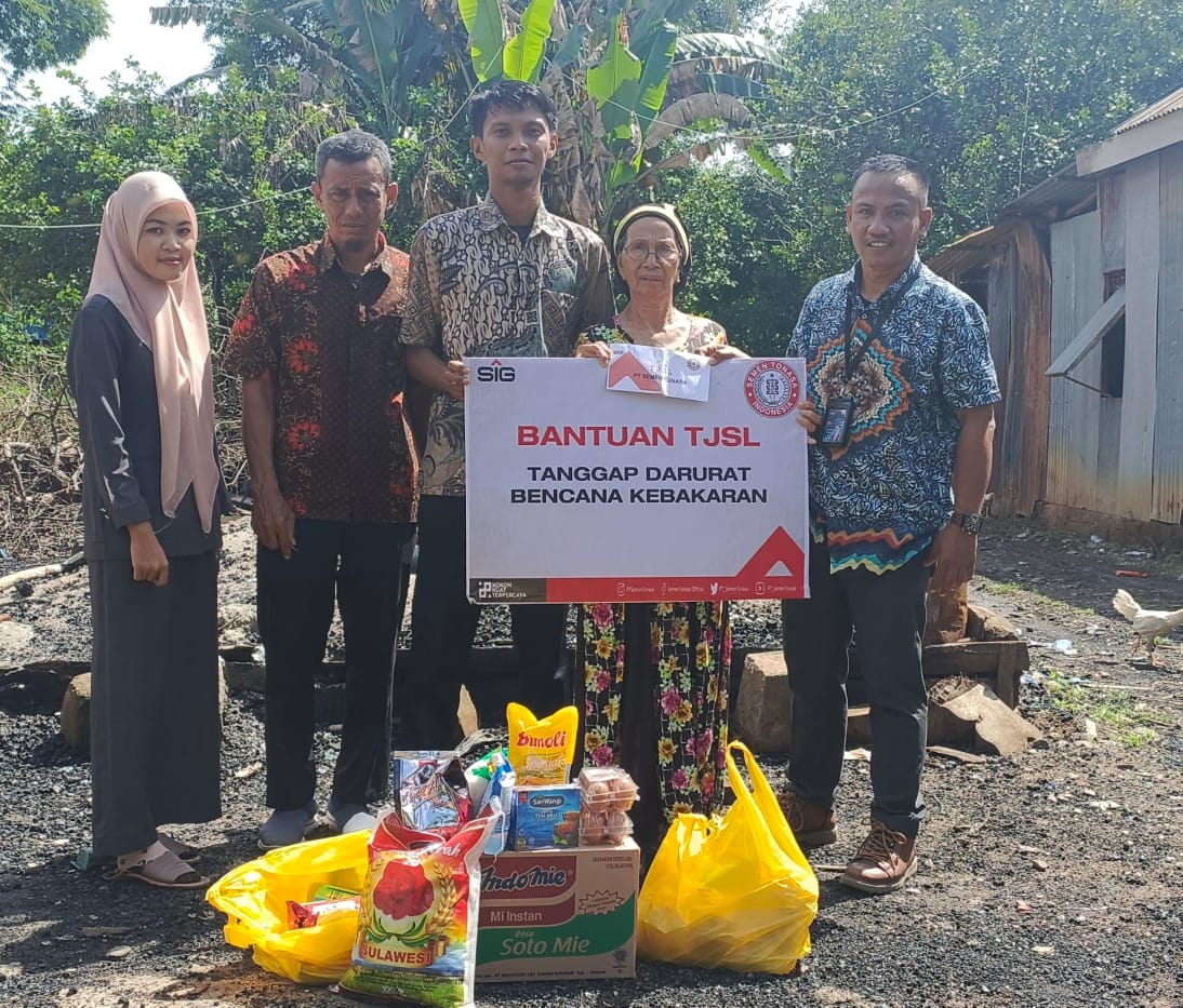 PENYERAHAN BANTUAN -- Tim TJSL PT Semen Tonasa ketika menyerahkan bantuan kepada para korban kebakaran yang terjadi di beberapa tempat di Kabupaten Pangkep.