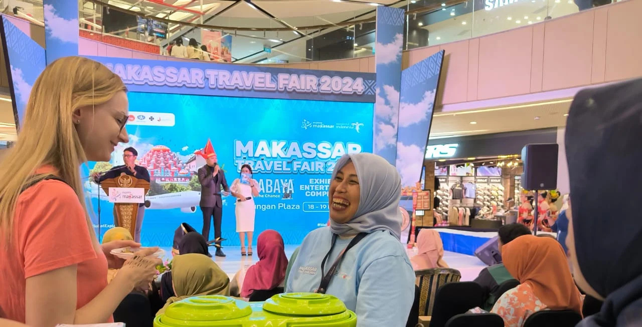 ist PERKENALKAN--Salah seorang staf dari Dispar Kota Makassar memperkenalkan branding Makassar kota Makassar di kegiatan MTF 2024 di  Atrium Tunjungan Plaza, Kota Surabaya,akhir pekan lalu.