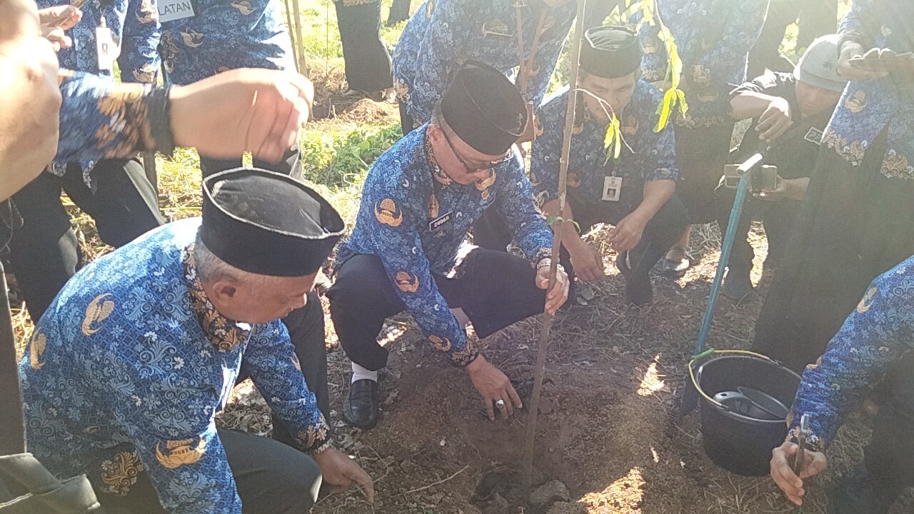 ist CANANGKAN--Pj Gubernur Prof Zudan melaunching Gerakan Sulsel Menanam usai memimpin upacara peringatan HKN di Kantor Gubernur Sulsel,Senin (20/5). Jenis pohon yang ditanam antara lain ketapang kencana, gelodokan dan bitti.