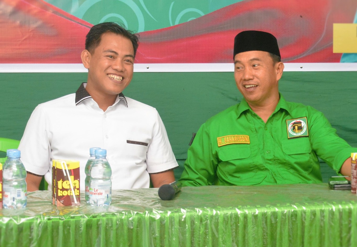 IST BERBINCANG SOAL KOALISI--Ketua DPC PPP Kabupaten Enrekang H Saharuddin berbincang dengan bakal calon bupati Mitra Fakhruddin MB soal peluang koalisi