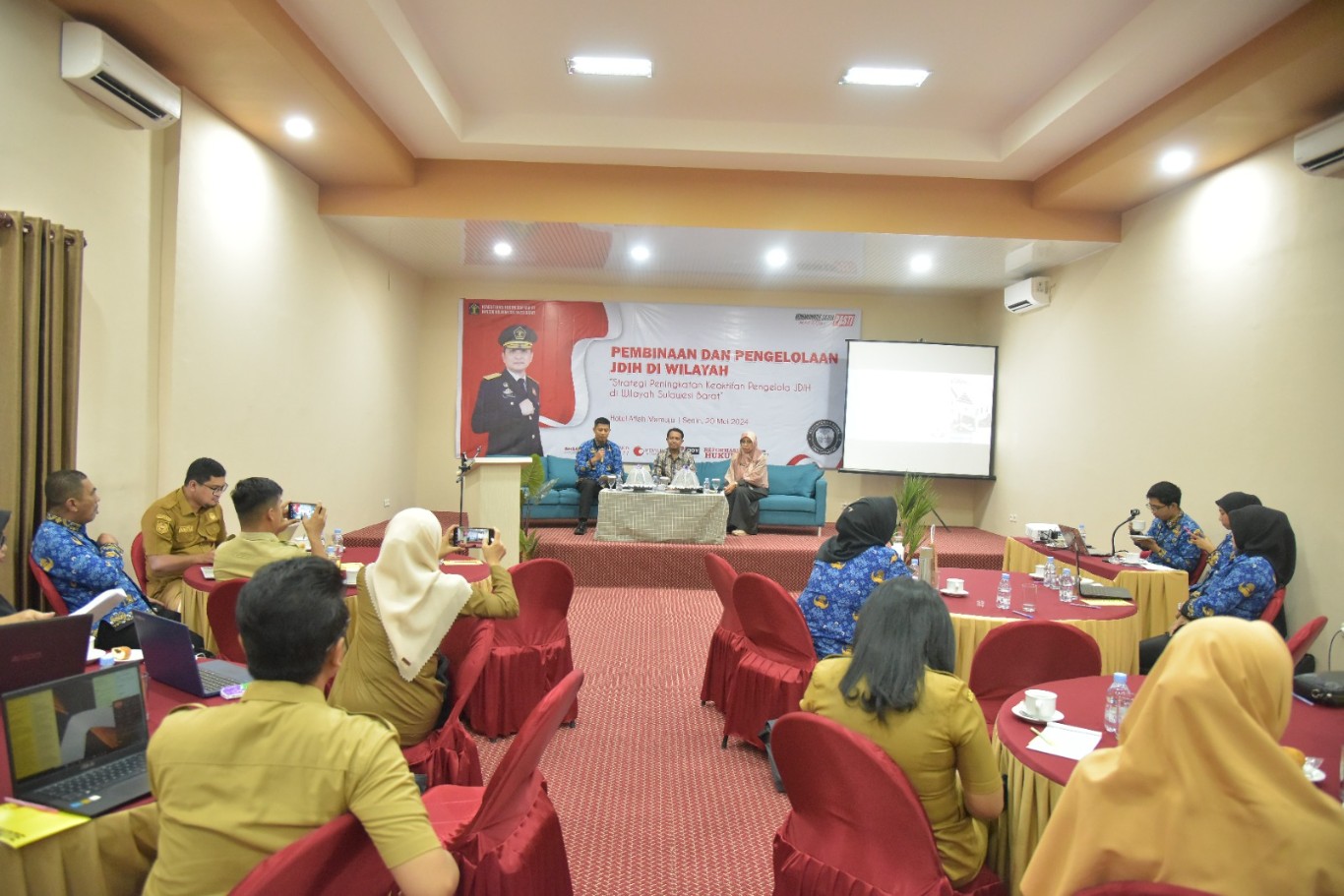 ANTUSIAS -- Staf Sekretariat DPRD Provinsi Sulawesi Barat tampak begitu antusias mengikuti pembinaan dan pengembangan JDIH yang digelar Kantor Wilayah Kementerian Hukum dan HAM Provinsi Sulbar.