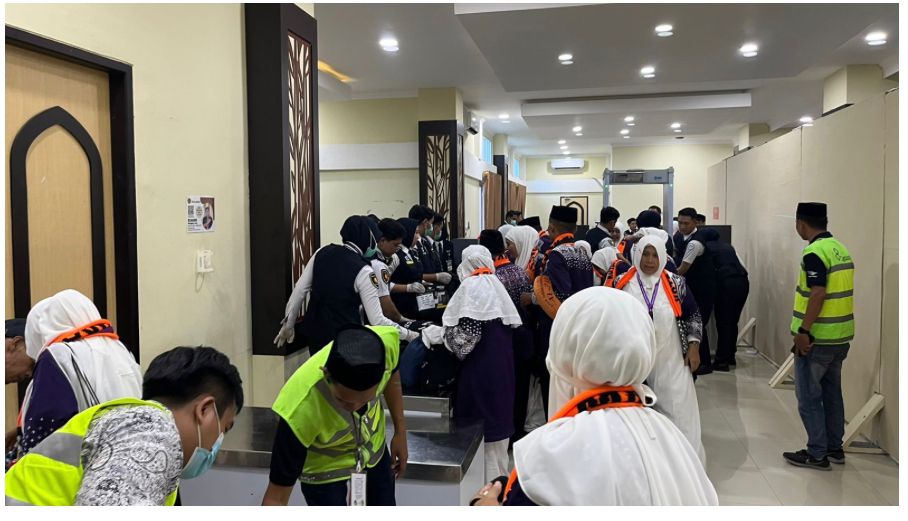 EDUKASI -- Suasana edukasi ketentuan barang bawaa penumpang sebelum keberangkatan jemaah calon haji dari embarkasi Makassar.