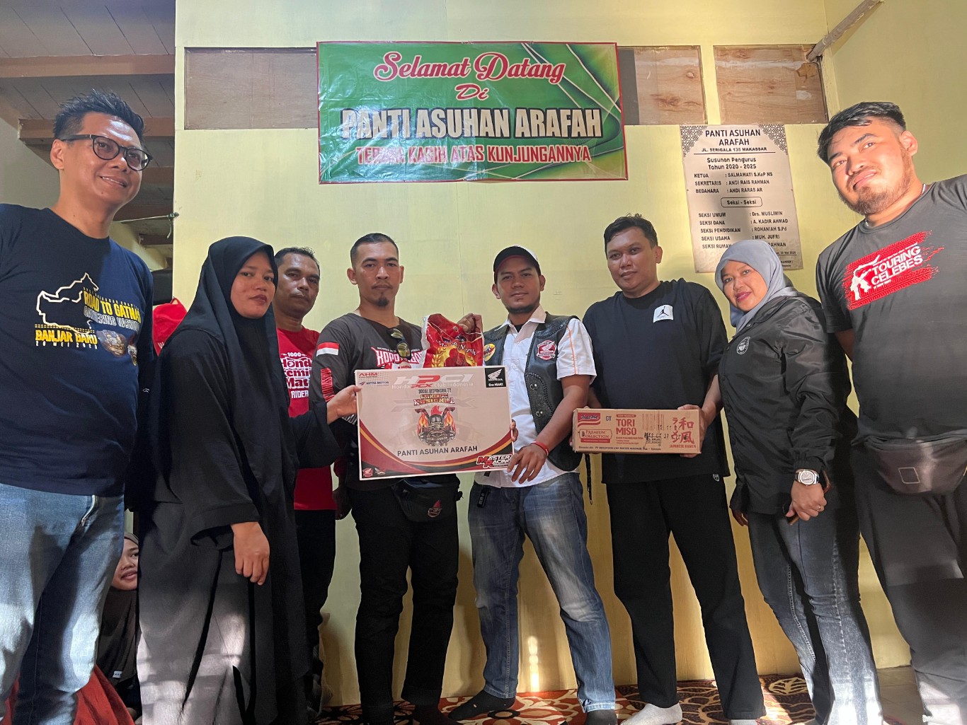 BERBAGI KEBAHAGIAAN -- Pengurus HPCI Wilayah Sulawesi 1 bersama Pengurus Nasional Honda PCX Club Indonesia didukung Astra Motor Sulawesi Selatan ketika menyerahkan bantuan dalam rangka berbagi kebahagiaan di Yayasan Panti Asuhan Arafah Kota Makassar.