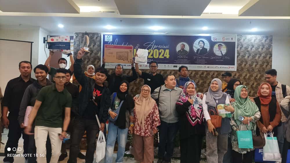 WORKSHOP -- Para narasumber dan peserta yang merupakan jurnalis di Kota Makassar foto bersama usai gelaran Workshop dan Apresiasi Jurnalis 2024.