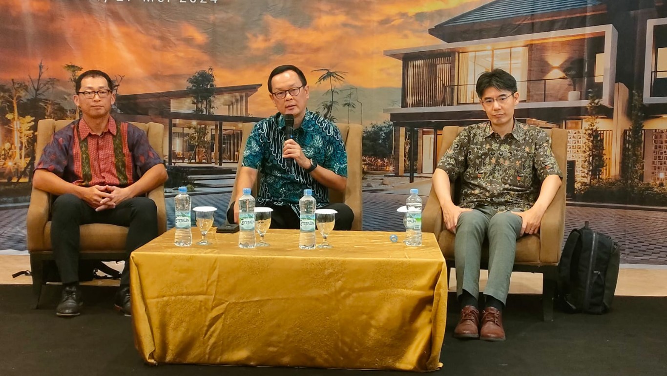 THE MORIZEN -- Indra Widjaja Antono, Executive Director of PDV VIII PT Summarecon Agung, Tbk (tengah) didampingi Fumihide Nakatsu, President Director of PT Sumitomo Forestry Indonesia & President Commisioner of PT Sinergi Mentari Fajar (kanan) dan Toyosada Shima, Director of PT Sumitomo Forestry Indonesia & Director of PT Sinergi Mentari Fajar, menjelaskan tentang beragam program pengembangan yang akan dilakukan di Summarecon Mutiara Makassar. Termasuk menghadirkan klaster baru, The Morizen.