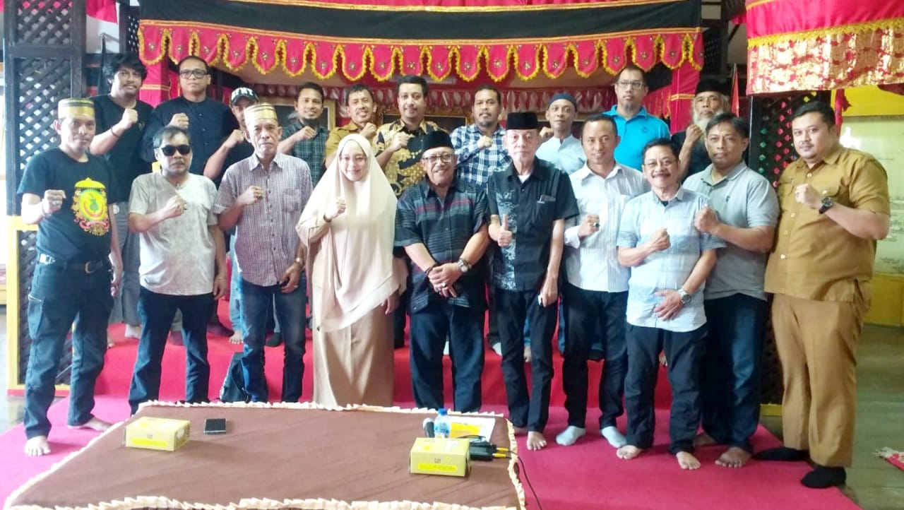 BKM/SAR RAPAT -- Rapat bersama dilakukan Pemkab Gowa diwakili Kadis Pariwisata dan Kebudayaan Gowa, Andi Tenriwati Tahri bersama para perwakilan keluarga kerajaan Gowa di Museum Istana Balla Lompoa. 