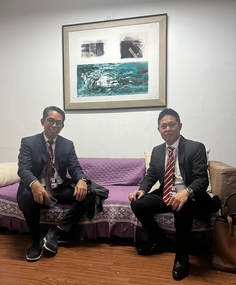 DOKTOR -- Fankar Umar (berkacamata) dan Hendra Noor Saleh foto bersama usai melakukan sidang promosi doktoral bisnis di Phillipines Women, Selasa (28/5).