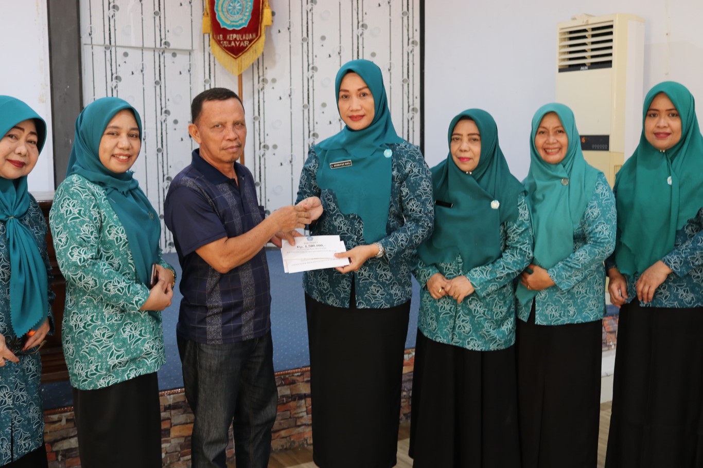 TP PKK Selayar Menyerahkan Bantuan ke Korban Kebakaran di Pulau Kayuadi
