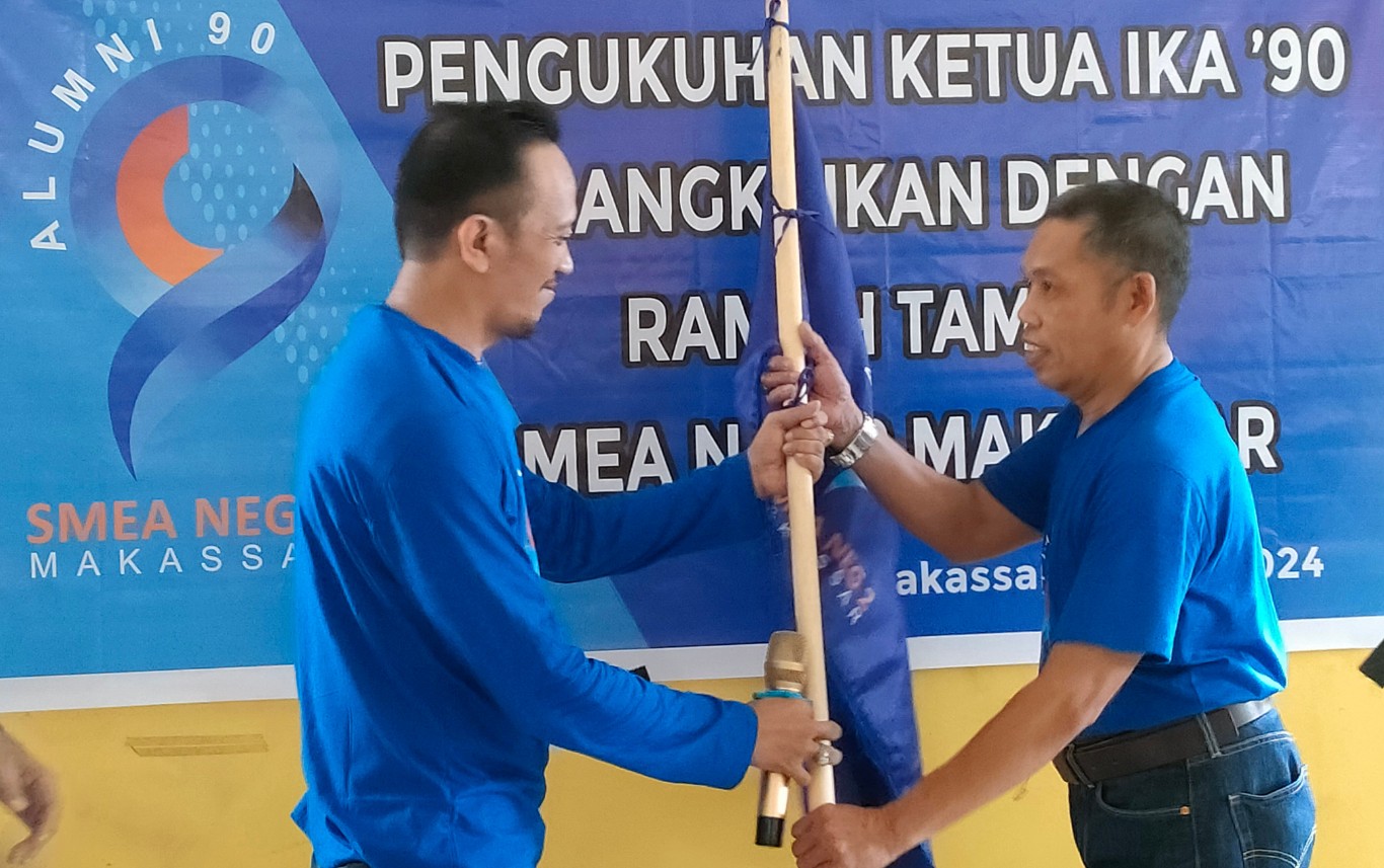 PATAKA -- Ketua Terpilih IKA SMEAN 2 Ujung Pandang/SMKN 4 Makassar periode 2024-2027, Basdir (kiri) kepada Darwis, Ketua IKA SMEAN 2 Ujung Pandang Angkatan 90 periode 2024-2026, di kawasan wisata Tanjung Bayang Kota Makassar, Minggu, 12 Mei 2024.