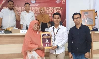 BKM/IST SERAHKAN BERITA ACARA -- KPU Gowa melalui Kordiv Teknis Nursalam Samad menyerahkan berita acara terkait pendaftaran cabup cawabup jalur perseorangan yang telah ditutup tanpa pendaftar. 