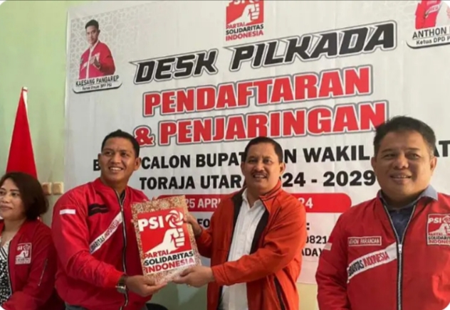 IST MENGEMBALIKAN FORMULIR--Bakal calon Bupati Toraja Utara JK Tondok mengembalikan formulir di DPD PSI, Senin (20/5) 