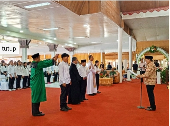 IST MELANTIK PPS--KPU Tana Toraja dan Toraja Utara melantik PPS yang akan bertugas tiga orang untuk tiap kelurahan dan desa 