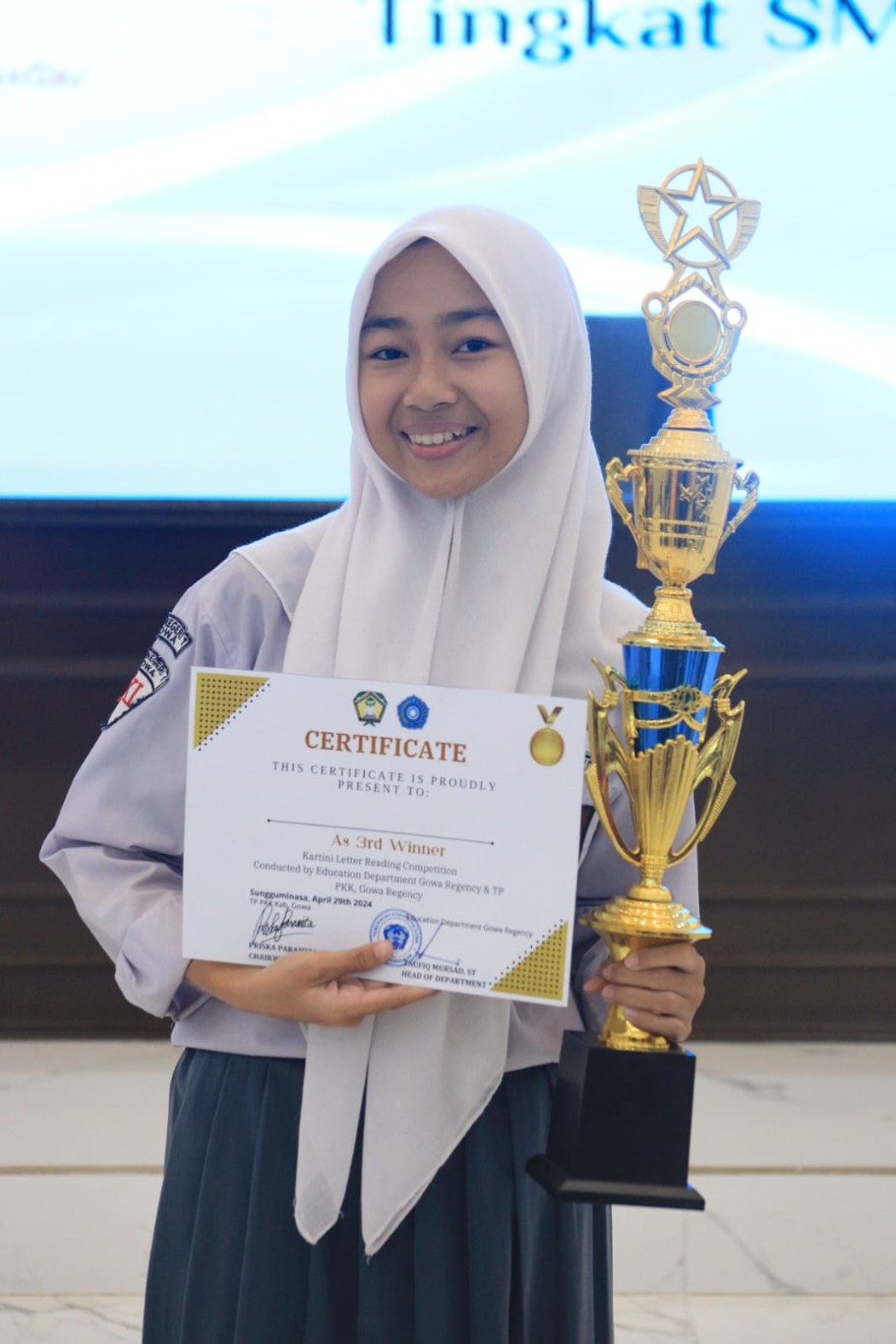 IST JUARA -- Nurfakhirah (kiri) dan Andi Sitti Aisyah Hakim masing-masing dengan pialanya sebagai juara 1 dan juara 3.