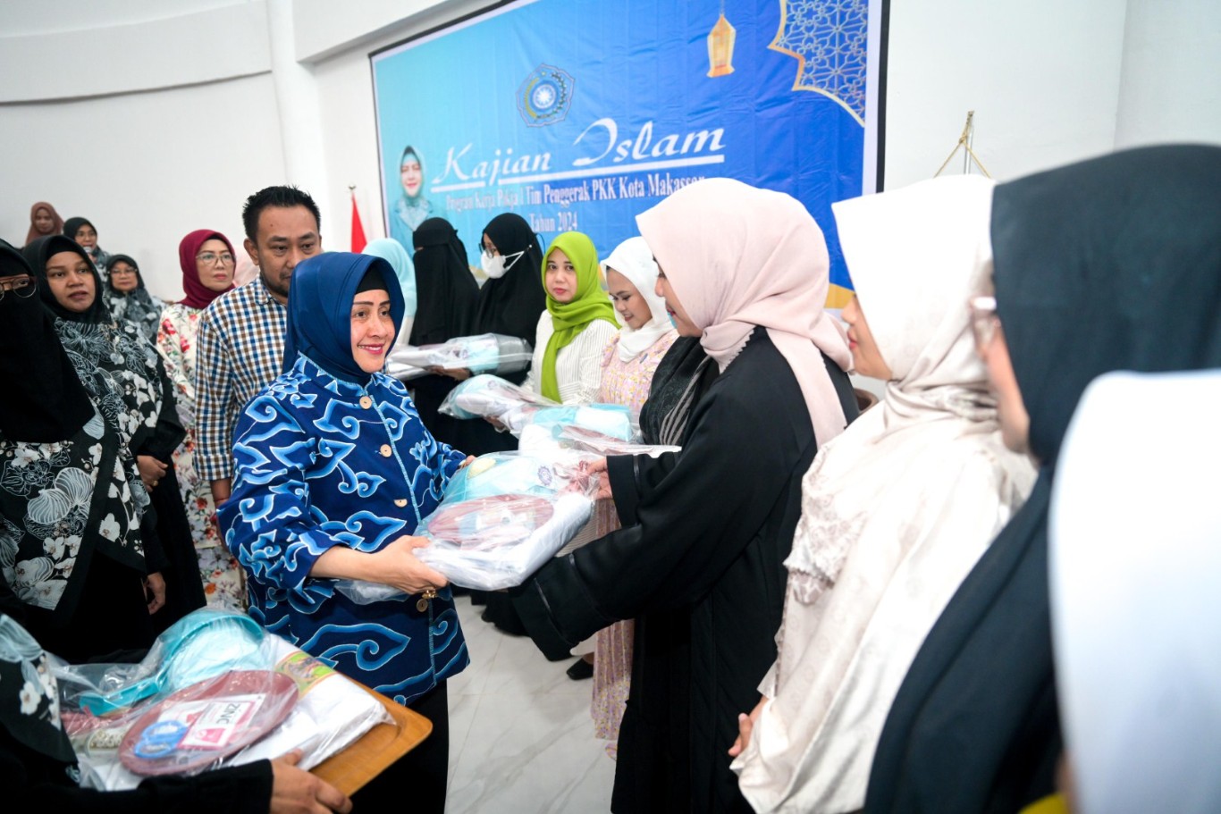 ist KAIN--Ketua TP PKK Kota Makassar,Indira Yusuf Ismail memberikan sumbangan paket kain kafan ke seluruh PKK kecamatan se Kota Makassar.