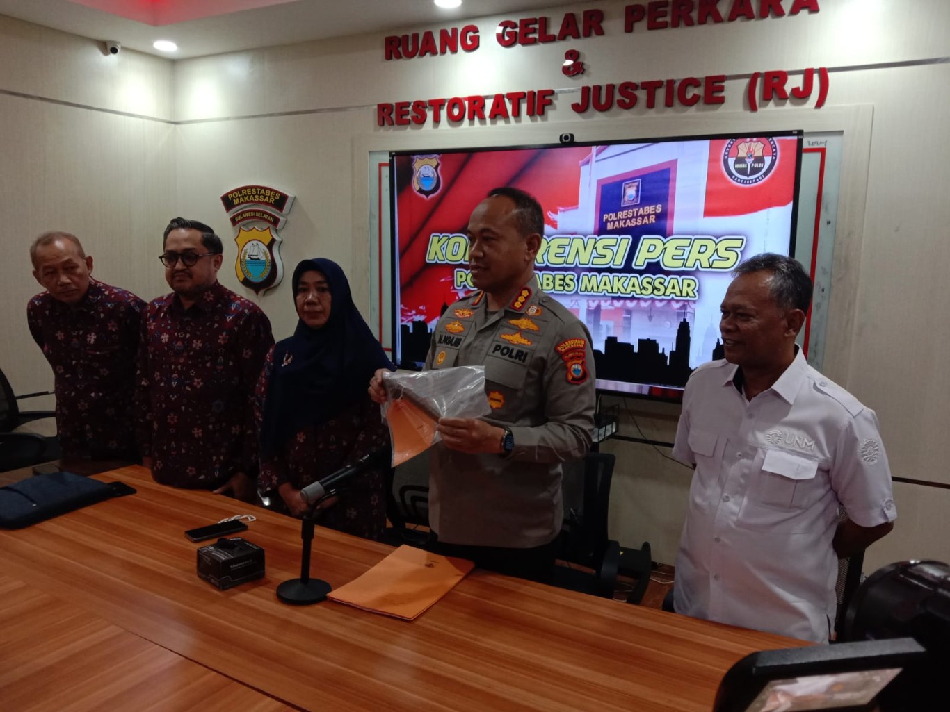 KETERANGAN -- Kapolrestabes Makassar, Kombes Pol Mokhamad Ngajib didampingi petinggi dari Unismuh dan UNM memberikan keterangan mengenai mahasiswa yang diamankan saat melakukan demo Hari Buruh.