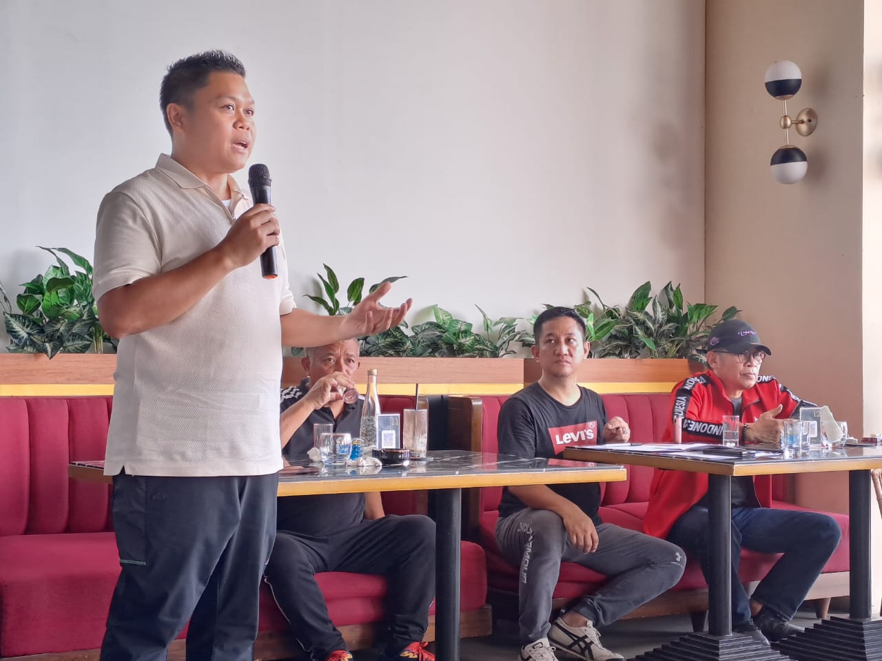 ist MEMFASILITASI--Ketua Umum KONI Sulsel Yasir Mahmud memfasilitas pertemuan antara Dispora Sulsel dan puluhan cabor yang akan berlaga di PON Aceh-Sumatera Utara (Sumut) September 2024 nanti.
