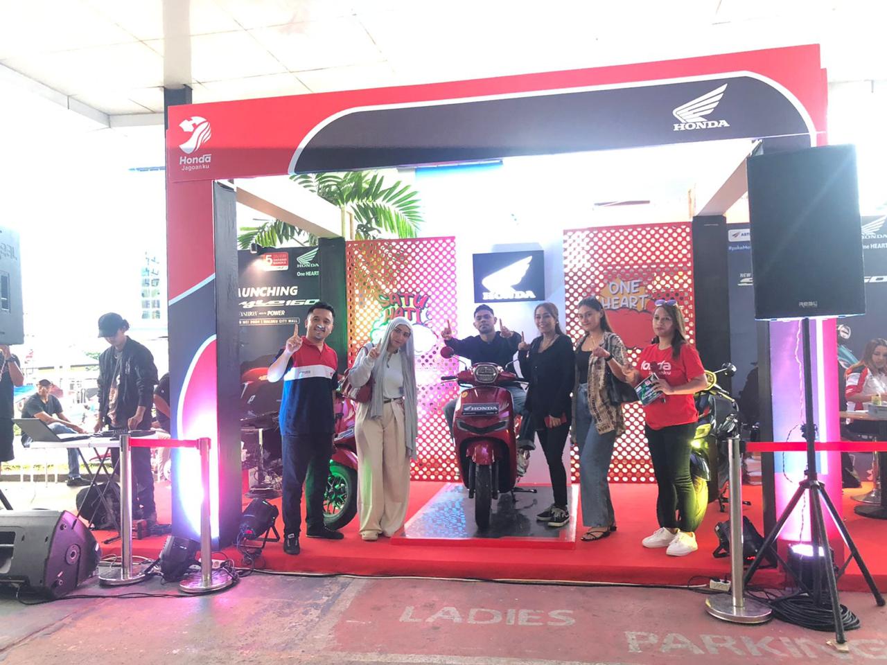 LAUNCHING -- Marketing Communication Astra Motor Sulsel, Moh Arif Reda bersama tim Astra Motor saat mengenalkan Honda New Stylo 160 kepada masyarakat Maluku. 