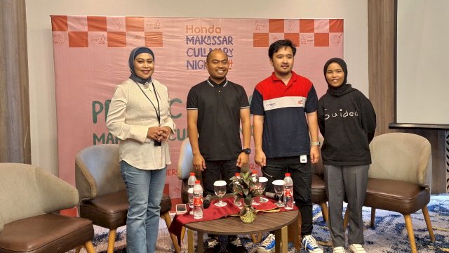 MAJUKAN UMKM -- Marketing Communication Asmo Sulsel, Moh. Arif Reda (dua dari kanan) bersama para panitia pelaksana Makassar Culinary Night. Tampilnya kembali sepeda motor Honda menjadi sponsor kegiatan ini menjadi bukti perwujudan komitmen Asmo Sulsel memajukan UMKM Kuliner di daerah ini.