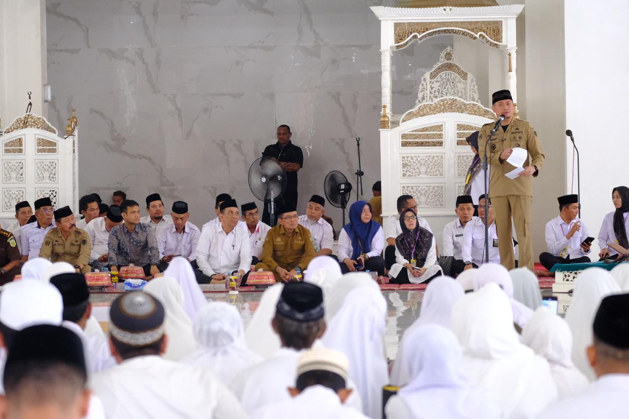 IST MANASIK -- Para JCH Gowa yang akan berangkat Mei mendatang dibekali manasik sebagai pemantapan mengikuti tahapan berhaji. Manasik ini dibuka Bupati Gowa, Adnan Purichta Ichsan.