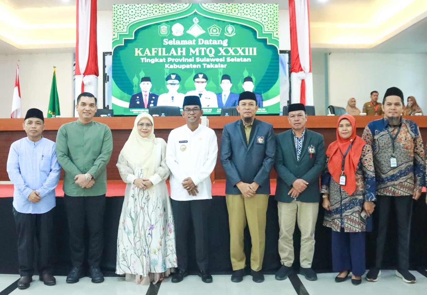 MENERIMA -- Penjabat bupati bersama Sekkab Takalar menerima rombongan kafilah MTQ Ke XXXIII dari Kota Makassar, di ruang pola kantor bupati, Selasa pagi (30/4).
