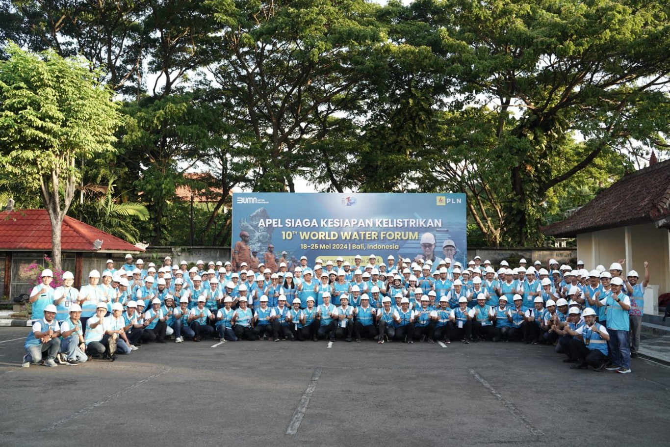 MENJAGA KEANDALAN -- Antusiasme para personel PLN dalam menjaga keandalan listrik selama gelaran KTT WWF di Bali. 