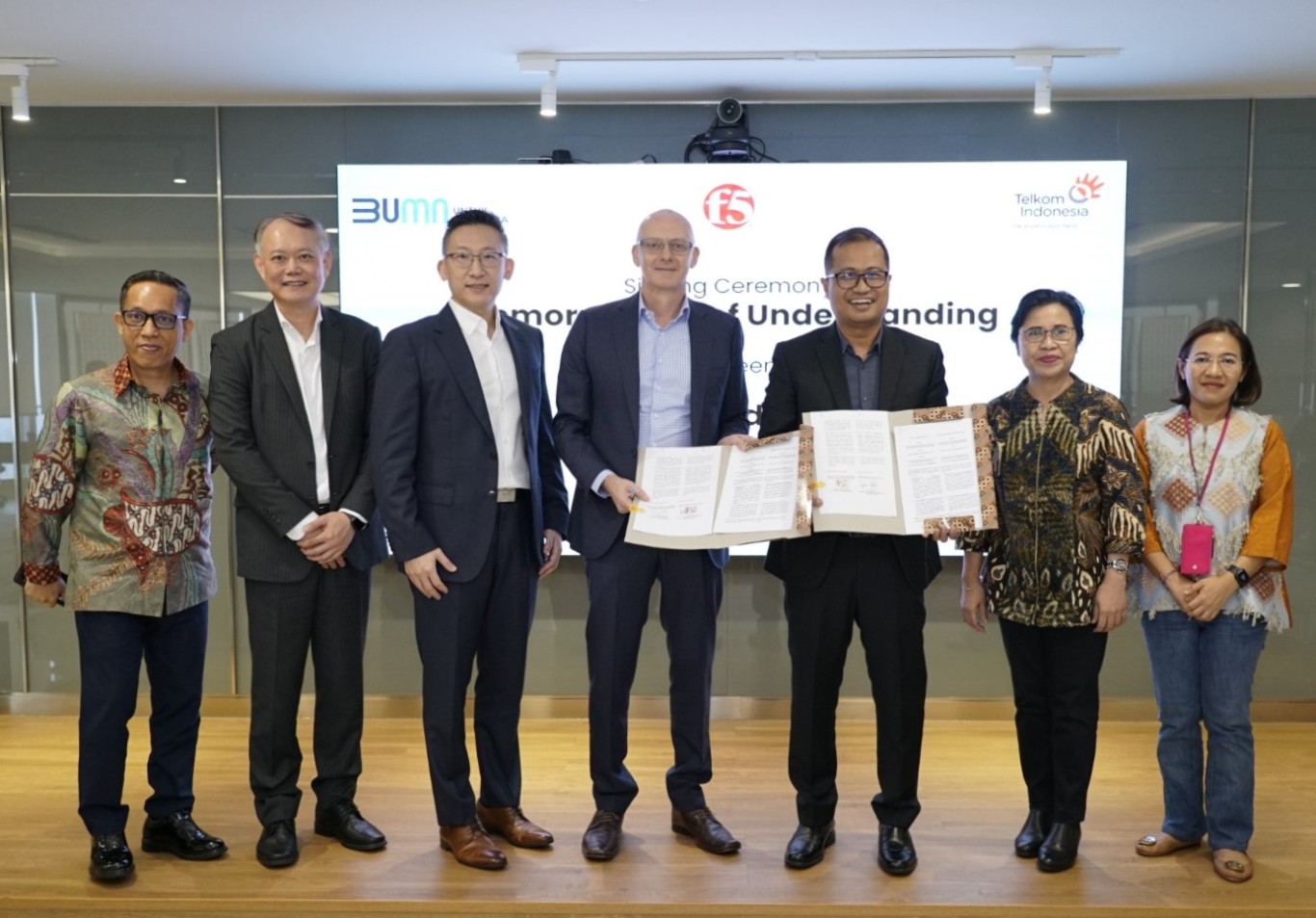 MOU -- Direktur Strategic Portfolio Telkom, Budi Setyawan Wijaya (tiga dari kanan) dan Senior Vice President APCJ, F5 Adam Judd (empat dari kiri) didampingi Direktur Enterprise & Business Service Telkom, FM Venusiana R (dua dari kanan) dan Regional VP Asean Sales F5 Michael Quek (tiga dari kiri), menunjukkan naskah MoU yang telah ditandatangani kedua belah pihak.