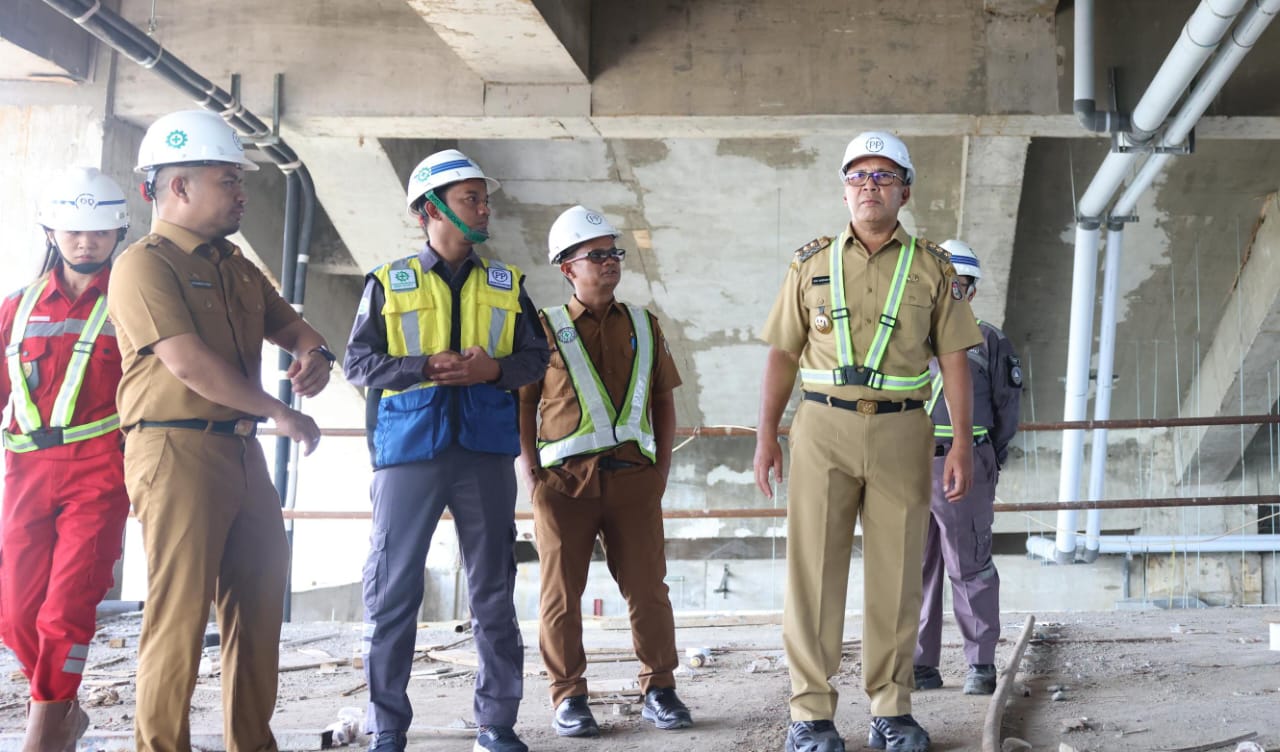 int MENINJAU--Wali Kota Makassar Mohammad Ramdhan Pomanto meninjau progres pembangunan MGC atau MPP di Jalan Slamet Riyadi.Wali Kota optimis jika MGC bisa diresmikan Juli mendatang oleh Presiden RI Jokowi.