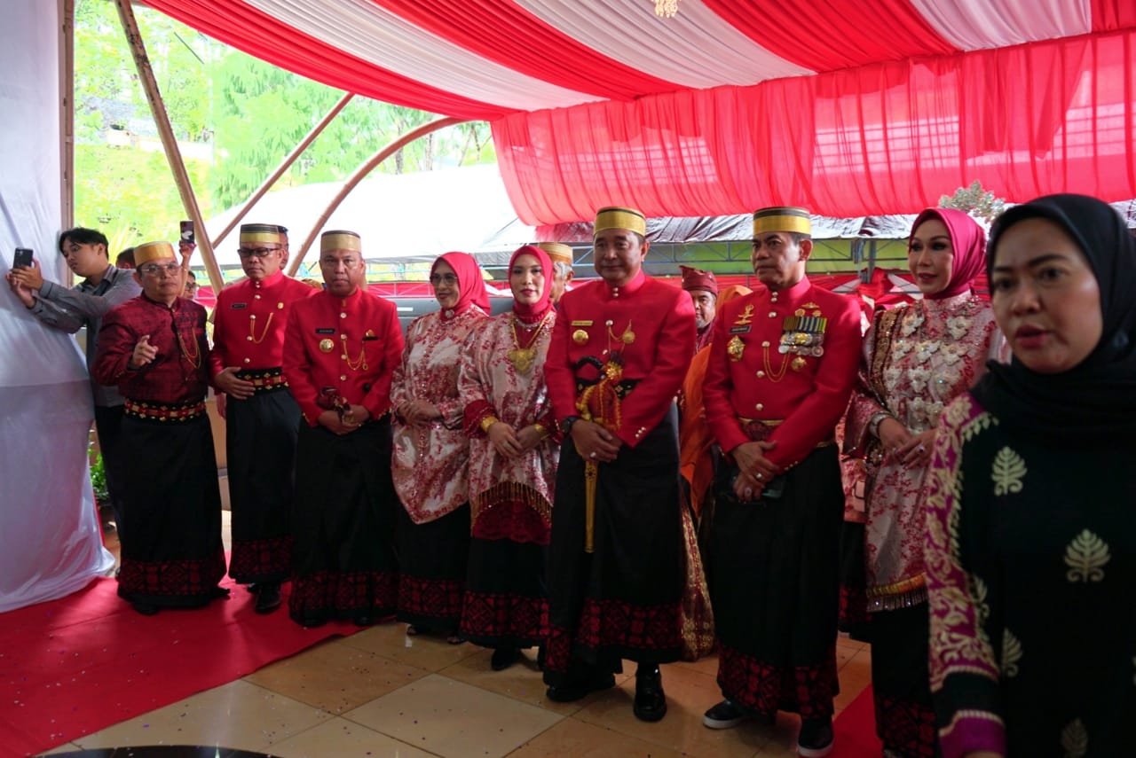 HUT LUTIM -- Bupati Luwu Timur, H Budiman didampingi Wabup Mohammad Akbar Andi Leluasa foto bersama Pj Gubernur  Bahtiar dan Kapolda Sulsel Irjen Pol Andi Rian R Djajadi sesaat sebelum  sidang paripurna istimewa DPRD di ruang rapat DPRD Lutim, Jumat (3/5).