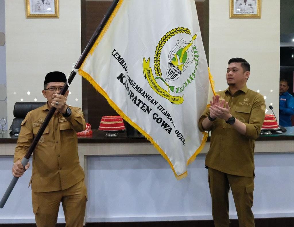 IST PATAKA -- Ketua kafilah MTQ Gowa, Abdul Karim Dania, menerima pataka kafilah dari bupati Gowa sebagai simbol keikutsertaan Gowa dalam MTQ ke-33 Sulsel di Takalar.