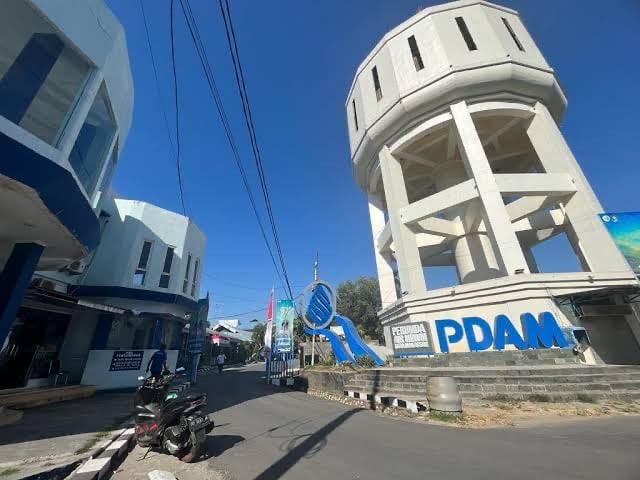 int PIPA--Perumda Air Minum (PDAM) Kota Makassar terus memaksimalkan penanganan gangguan distribusi air karena kebocoran seperti yang terjadi di pertigaan Jalan Dr Ratulangi-Mappaoudang.Pipa Ductile Iron Pipe (DIP) berdiameter 700 mm mengalami kebocoran. Tampak kantor PDAM Kota Makassar.