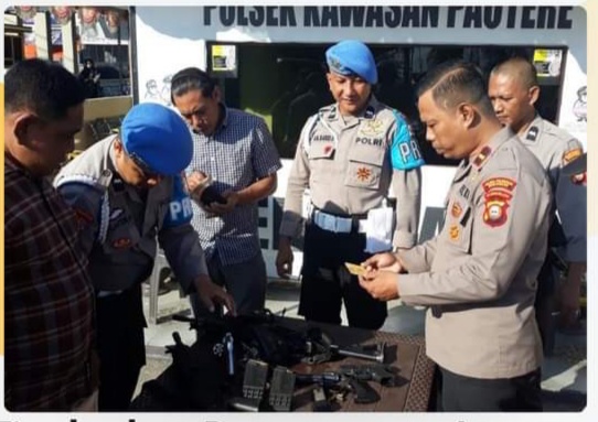 PEMERIKSAAN -- Kapolsek Paotere Polres Pelabuhan Makassar melakukan pengecekan perlengkapan senpi api anggota di Polsek Paotere.