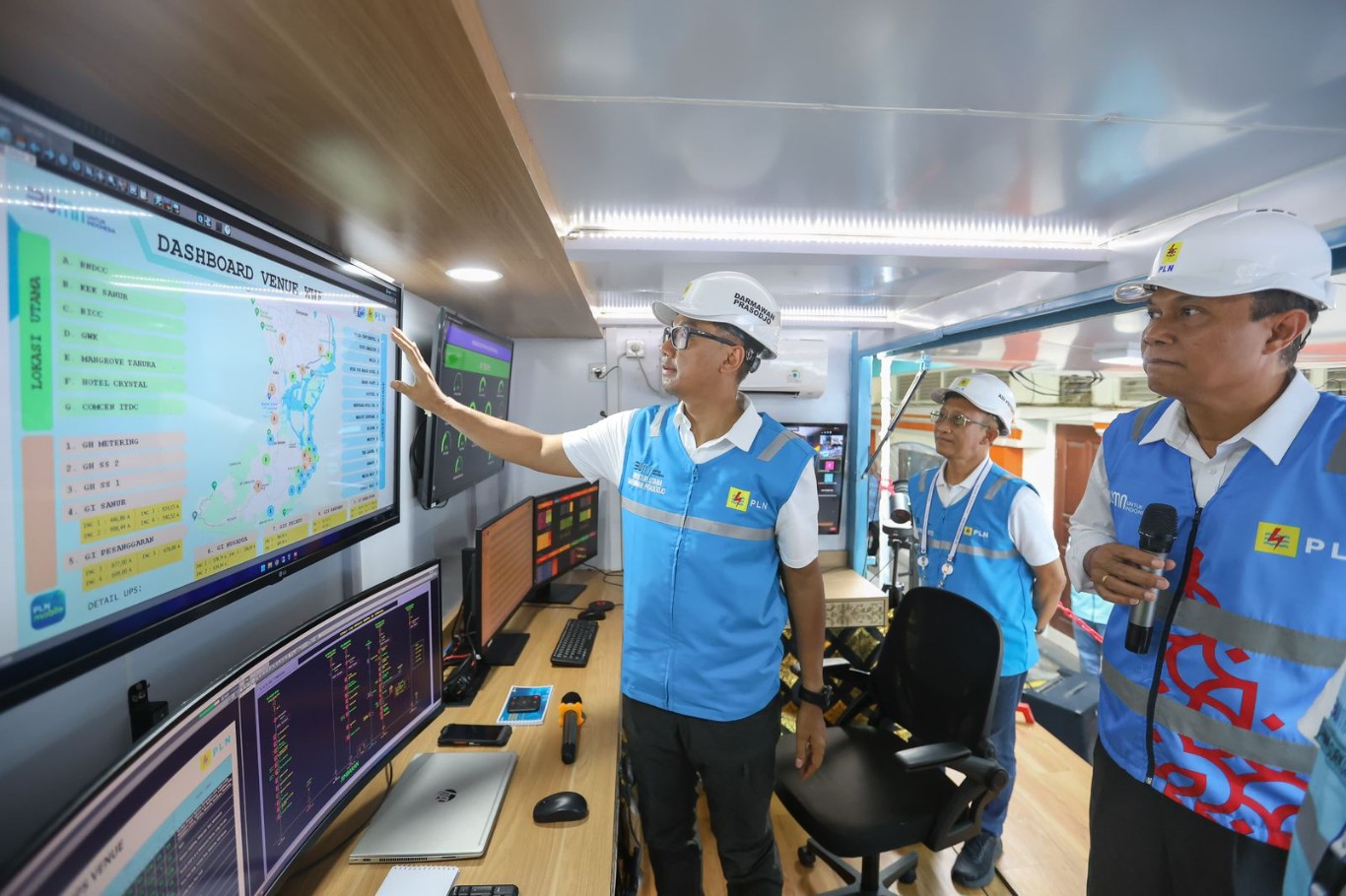 PENGAMANAN PASOKAN -- Direktur Utama PLN, Darmawan Prasodjo (kiri) didampingi Direktur Distribusi PLN, Adi Priyanto (tengah) dan General Manager PLN Unit Induk Distribusi Bali, I Wayan Udayana (kanan), ketika meninjau langsung pengamanan pasokan listrik untuk gelaran Konferensi Tingkat Tinggi World Water Forum (KTT WWF) ke-10 di Bali pada Minggu (19/5). 