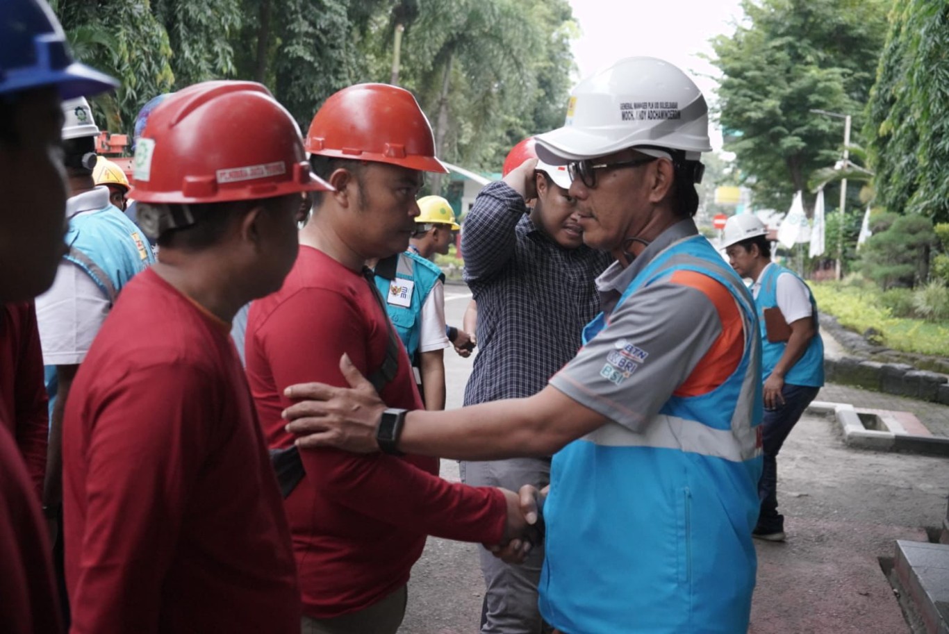 PENGECEKAN -- General Manager PLN UID Sulselrabar, Moch. Andy Adchaminoerdin melaksanakan pengecekan kesiapan dan memompa semangat Tim Bantuan Pemulihan Pasokan Listrik yang diterjunkan ke Kabupaten Luwu, Kamis (9/5). 
