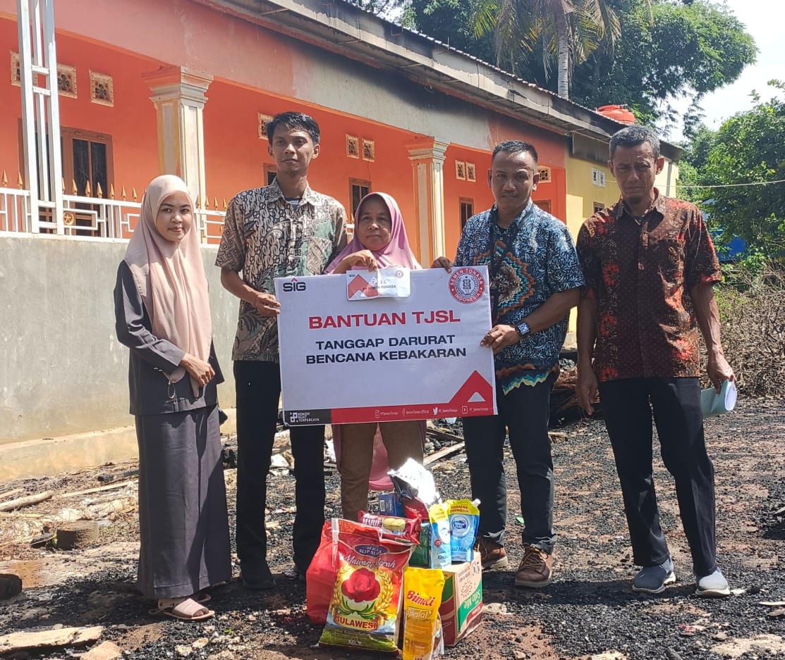 PENYERAHAN -- Tim TJSL PT Semen Tonasa ketika menyerahkan bantuan kepada para korban kebakaran yang terjadi di beberapa tempat di Kabupaten Pangkep.
