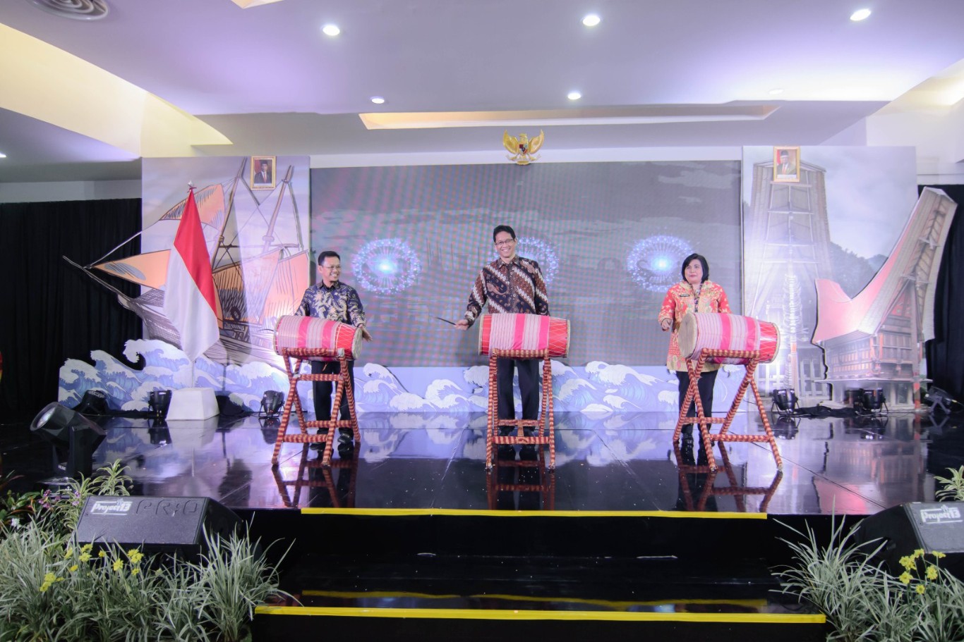 PERESMIAN -- Ketua Dewan Komisioner LPS, Purbaya Yudhi Sadewa (tengah) bersama Staf Ahli Gubernur Sulsel Bidang Keuangan, Since Erna Lamda (kanan) dan Wakil Ketua MPR RI, Amir Uskara, menabuh gendang sebagai tanda peresmian Kantor Perwakilan LPS III Makassar, di Gedung Graha Pena, Lantai 17, Makassar.