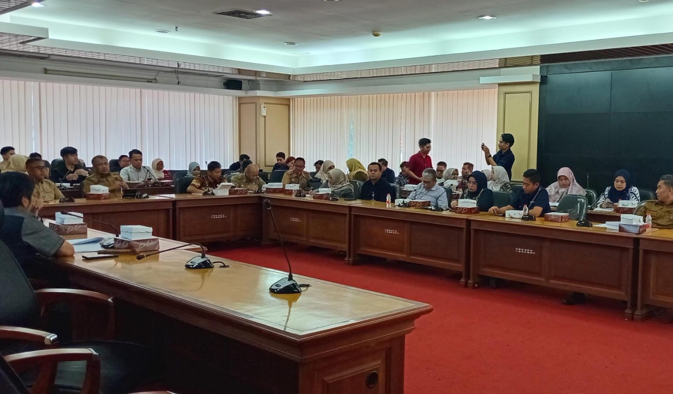 PERLINDUNGAN -- Suasana rapat BPJS Ketenagakerjaan bersama Pansus DPRD Sulsel dengan Dinas Tenaga Kerja Provinsi Sulsel dan Dinas Tenaga Kerja Kabupaten/Kota Se-Sulsel membahas tentang penyelenggaraan perlindungan tenaga kerja melalui jaminan sosial.