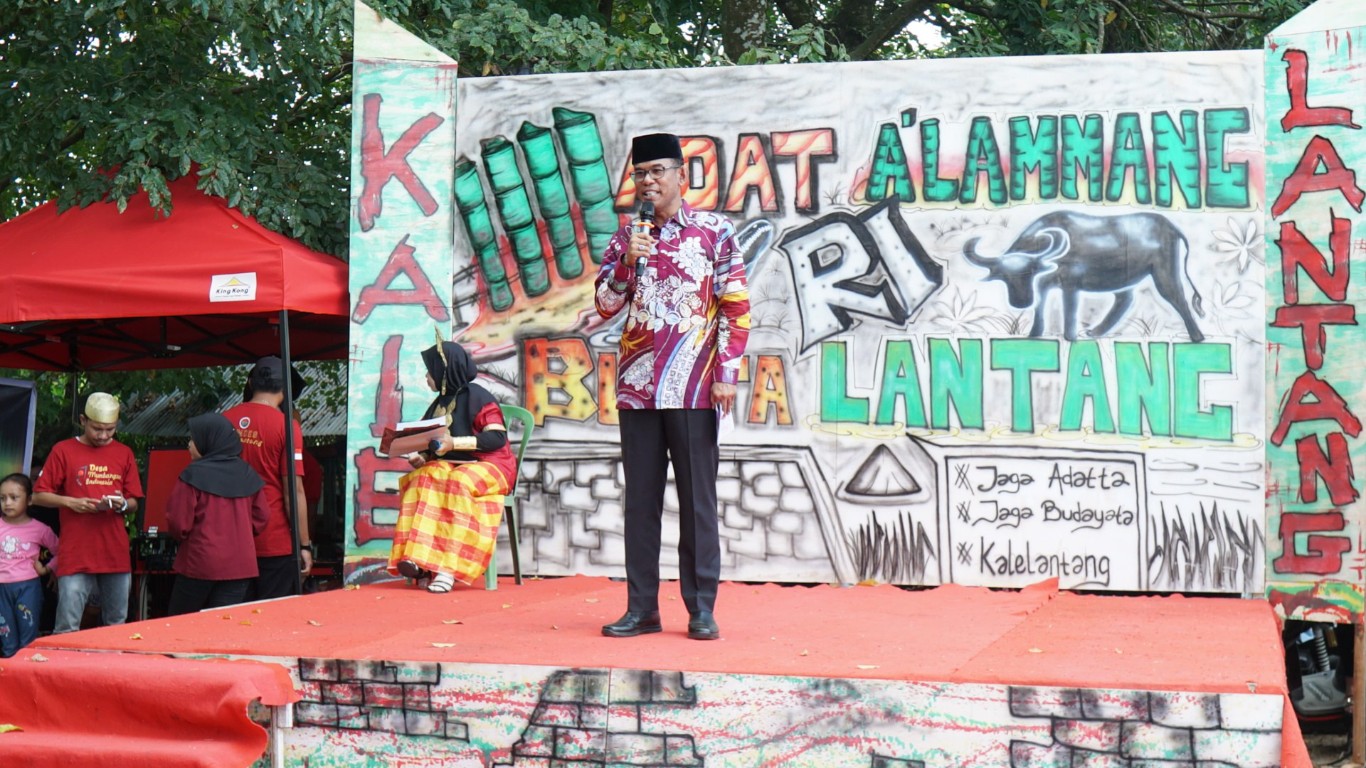 PESTA RAKYAT -- Pj Bupati Takalar, Setiawan Aswad Saat Memberikan Sambutan di Pesta Rakyat A'lammang yang digelar warga Desa Lantang dan Desa Kale Lantang.