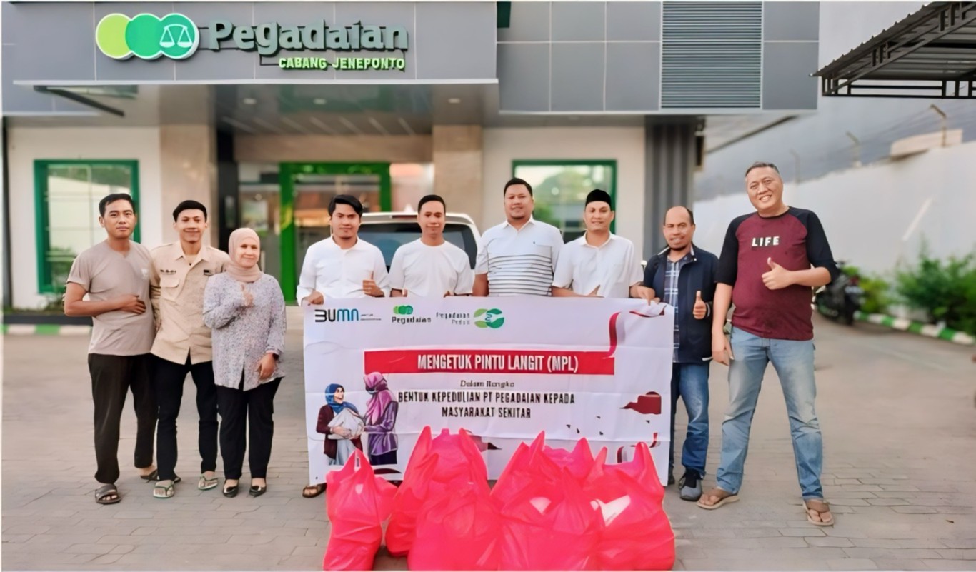 PROGRAM CSR -- Karyawan dan karyawati Pegadaian Cabang Jeneponto foto bersama usai melaksanakan program CSR bertema 'Mengetuk Pintu Langit'.