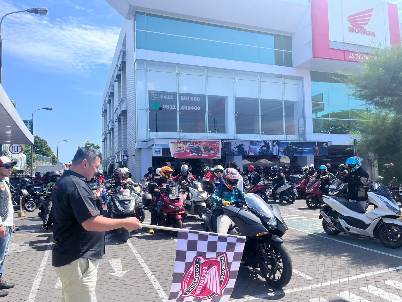ROLLING CITY TOURING -- Suasana pelepasan peserta Rolling City Touring Honda PCX Club Indonesia dari halaman Honda Alauddin oleh Marketing Manajer Astra Motor Sulselbar, Kresna Murti, selanjutnya menyusuri sejumlah ruas jalan yang ada di Kota Makassar.